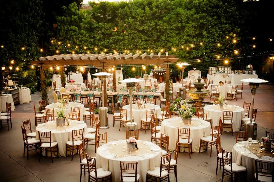 Cách chọn bàn ghế nhà hàng tiệc cưới và áo ghế nhà hàng tiệc cưới đẹp